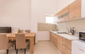 Η κουζίνα ή μικρή κουζίνα στο Cozy Apartment In Starigrad Paklenica +13 φωτογραφίες