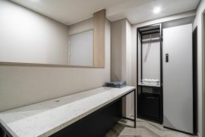 SeosanSeosan Hotel Posto的带水槽和镜子的浴室