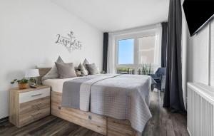 una camera da letto con un letto e una grande finestra di Ostseetraum 307 a Olpenitz