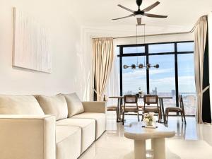 Posezení v ubytování Beacon Executive Suites #Modern Chic #SkyPool #Georgetown #5pax #2BR 2bath #2Queen 1Single #Quality well maintained #Private host