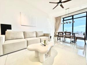 Posezení v ubytování Beacon Executive Suites #Modern Chic #SkyPool #Georgetown #5pax #2BR 2bath #2Queen 1Single #Quality well maintained #Private host