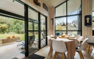 Χώρος καθιστικού στο Stunning Home In Asnæs With Wifi