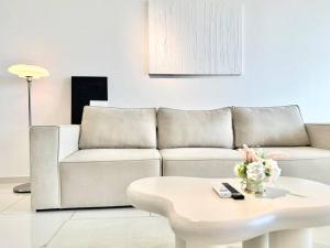 Posezení v ubytování Beacon Executive Suites #Modern Chic #SkyPool #Georgetown #5pax #2BR 2bath #2Queen 1Single #Quality well maintained #Private host