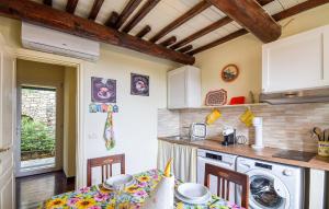 Dapur atau dapur kecil di Stunning Apartment In Recco With Kitchen