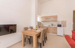 Η κουζίνα ή μικρή κουζίνα στο Lovely Apartment In Starigrad Paklenica