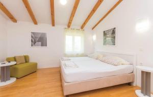 Ένα ή περισσότερα κρεβάτια σε δωμάτιο στο Lovely Apartment In Starigrad Paklenica +13 φωτογραφίες