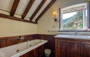Bilik mandi di Stunning Apartment In Recco With Kitchen