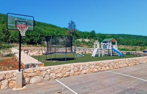 Ο χώρος παιχνιδιού για παιδιά στο Beautiful Home In Slivno With Wifi +32 φωτογραφίες