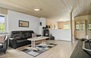 Posezení v ubytování Amazing Home In Ringkøbing With Sauna