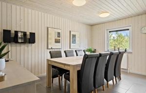 Posezení v ubytování Amazing Home In Ringkøbing With Sauna