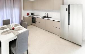 Η κουζίνα ή μικρή κουζίνα στο Stunning Apartment In Jelsa With Wifi