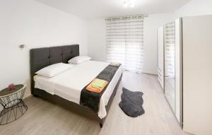 Ένα ή περισσότερα κρεβάτια σε δωμάτιο στο Stunning Apartment In Jelsa With Wifi