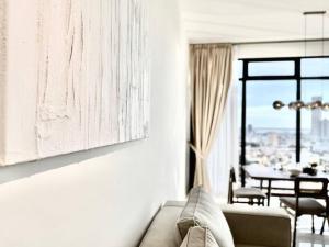 Posezení v ubytování Beacon Executive Suites #Modern Chic #SkyPool #Georgetown #5pax #2BR 2bath #2Queen 1Single #Quality well maintained #Private host + 37 fotografií