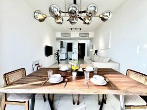 Posezení v ubytování Beacon Executive Suites #Modern Chic #SkyPool #Georgetown #5pax #2BR 2bath #2Queen 1Single #Quality well maintained #Private host