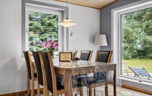 Zahrada ubytování Beautiful Home In Ulfborg With Sauna