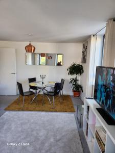 a dining room with a table and chairs at Tower Bridge - Saint Katherine's Dock in London +11 photos