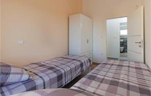 Postel nebo postele na pokoji v ubytování Four-Bedroom Holiday Home In Vodnjan