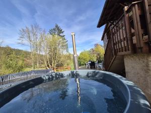 Bazén v ubytovaní Le Chalet Cosy piscine et spa alebo v jeho blízkosti