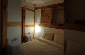 Postel nebo postele na pokoji v ubytování Healing hanok in Otgol village