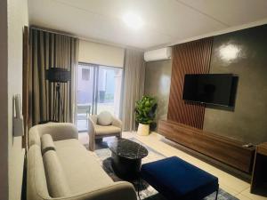 Et tv og/eller underholdning på The Henlee Apartment Dainfern - Ground Floor Unit