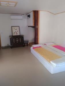 Postel nebo postele na pokoji v ubytování Healing hanok in Otgol village