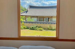 Postel nebo postele na pokoji v ubytování Healing hanok in Otgol village