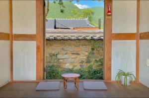 Balkón nebo terasa v ubytování Healing hanok in Otgol village