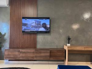 Et tv og/eller underholdning på The Henlee Apartment Dainfern - Ground Floor Unit