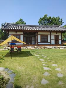 Zahrada ubytování Healing hanok in Otgol village