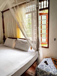 Postel nebo postele na pokoji v ubytování Wasana Ocean View Villa Mirissa