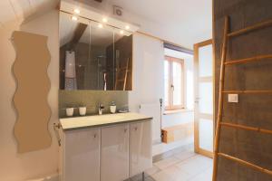 a bathroom with a sink and a mirror at Gîte Le Bijou et Spa in Weiterswiller