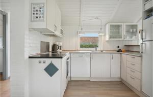 Η κουζίνα ή μικρή κουζίνα στο Holiday Home Hasselvænget Hejls X