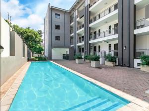 ヨハネスブルグにあるCorporate Luxury - Sandton, Rivoniaの建物の前のプール