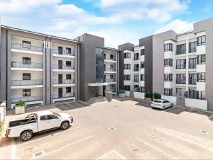 ヨハネスブルグにあるCorporate Luxury - Sandton, Rivoniaの駐車場付きアパートメント
