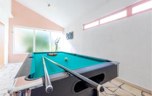 Biliár nebo kulečník v ubytování Three-Bedroom Holiday Home In Neoric
