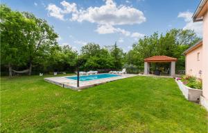 Bazén v ubytování Three-Bedroom Holiday Home In Neoric nebo v jeho okolí
