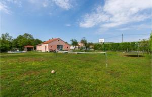 Zahrada ubytování Three-Bedroom Holiday Home In Neoric