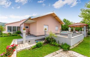 Zahrada ubytování Three-Bedroom Holiday Home In Neoric