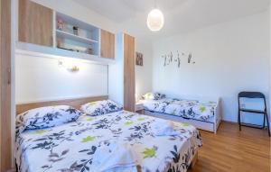 Postel nebo postele na pokoji v ubytování Three-Bedroom Holiday Home In Neoric