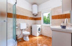 Koupelna v ubytování Three-Bedroom Holiday Home In Neoric