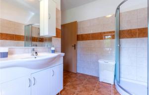 Koupelna v ubytování Three-Bedroom Holiday Home In Neoric