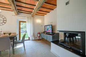 Televízia a/alebo spoločenská miestnosť v ubytovaní Tuscan Home S Margherita Private Outdoor - Happy Rentals