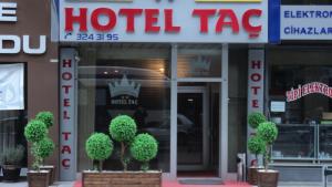 um hotel taza com árvores em frente a um edifício em Tac Hotel em Ancara