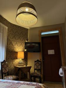TV a/nebo společenská místnost v ubytování Fontaine Valhalla Hotel