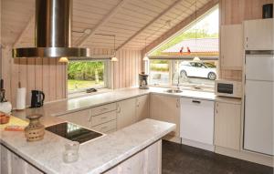 Kuchyň nebo kuchyňský kout v ubytování Three-Bedroom Holiday Home In Oksbol
