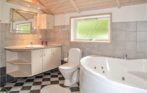 Koupelna v ubytování Three-Bedroom Holiday Home In Oksbol
