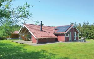 Zahrada ubytování Three-Bedroom Holiday Home In Oksbol