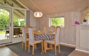 Fotografie z fotogalerie ubytování Three-Bedroom Holiday Home In Oksbol v destinaci Oksbøl