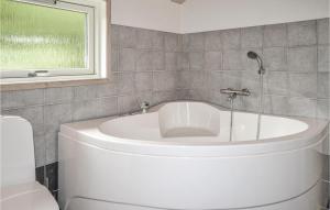 Koupelna v ubytování Three-Bedroom Holiday Home In Oksbol