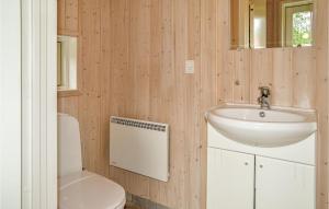 Koupelna v ubytování Three-Bedroom Holiday Home In Oksbol